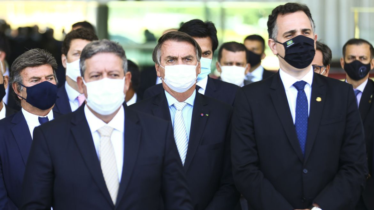 Confiança da população nas instituições e nos três Poderes caiu, aponta Datafolha