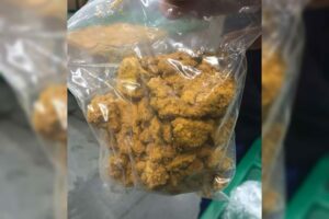 Droga apreendida pela Receita Federal tem uma aparência amarelada e nenhum tipo de conhecimento científico