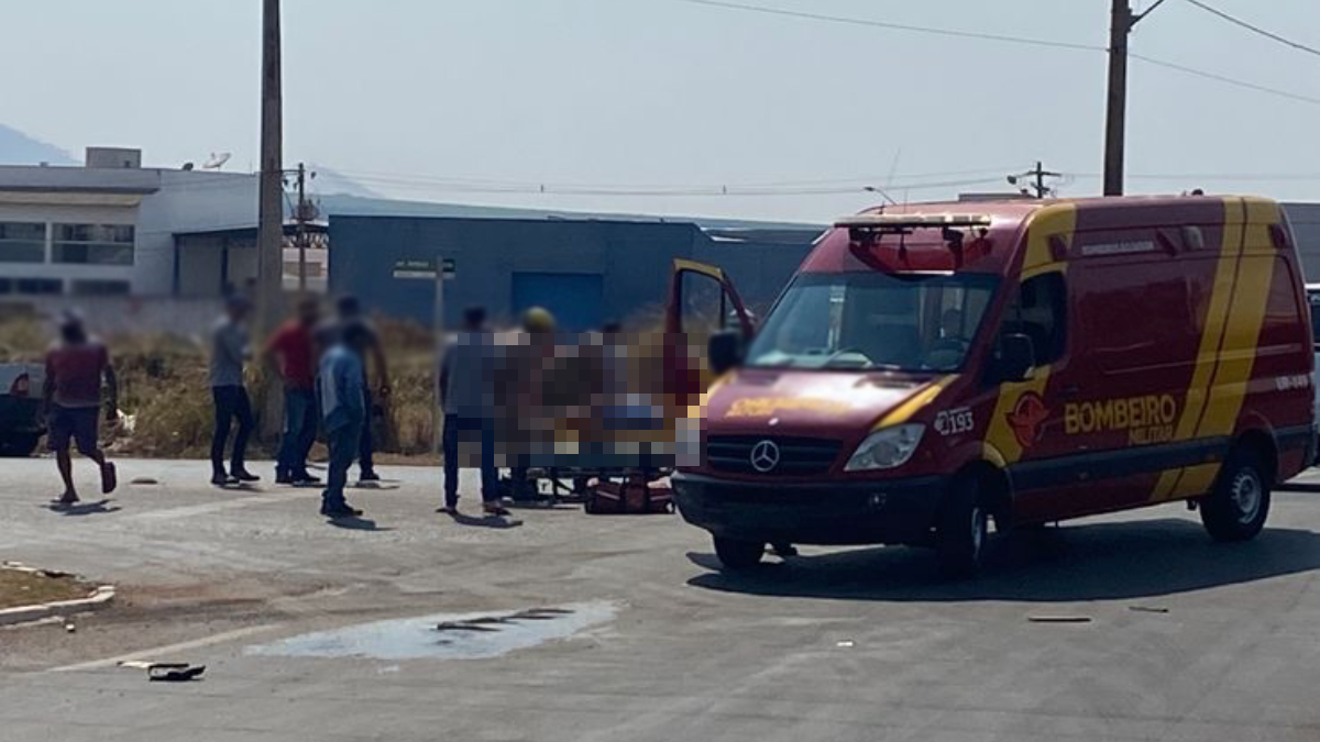 Motociclista gira no ar após colisão em cruzamento de Goianésia: vídeo (Foto: Divulgação - Bombeiros)