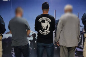 Homens presos (Suspeitos de receptarem cargas e causarem prejuízo de R$ 8 milhões são presos na BR-153)