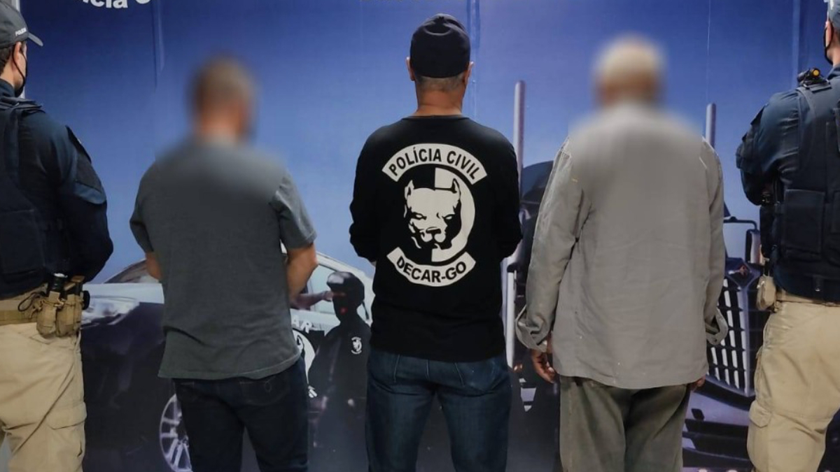 Homens presos (Suspeitos de receptarem cargas e causarem prejuízo de R$ 8 milhões são presos na BR-153)