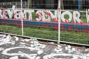 Sede da Prevent Senior em SP é alvo de protesto com fachada pintada de vermelho