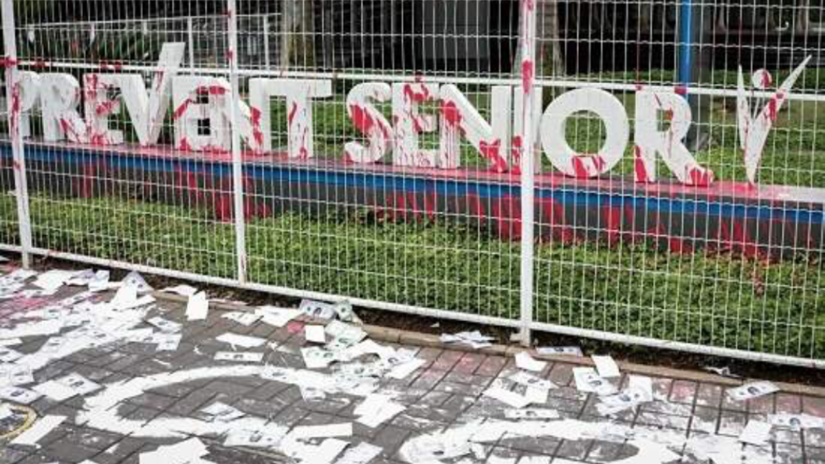 Sede da Prevent Senior em SP é alvo de protesto com fachada pintada de vermelho