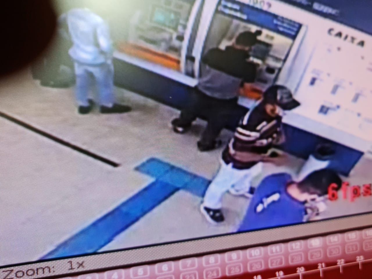 Bandidos assaltam agência da Caixa