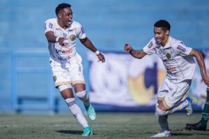 Jogadores da Aparecidense comemoram gol contra a Caldense