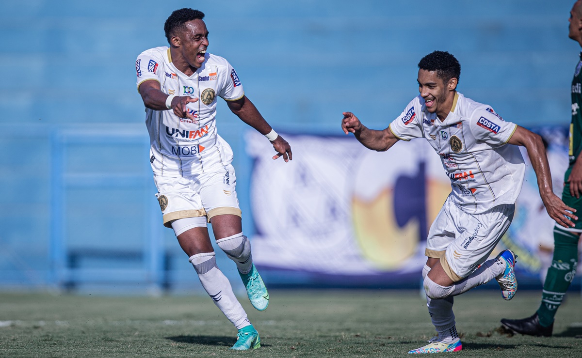 Jogadores da Aparecidense comemoram gol contra a Caldense