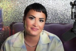 'Foi uma experiência bastante alucinante', disse a cantora. Demi Lovato lembra quando teve contato com alienígenas em parque