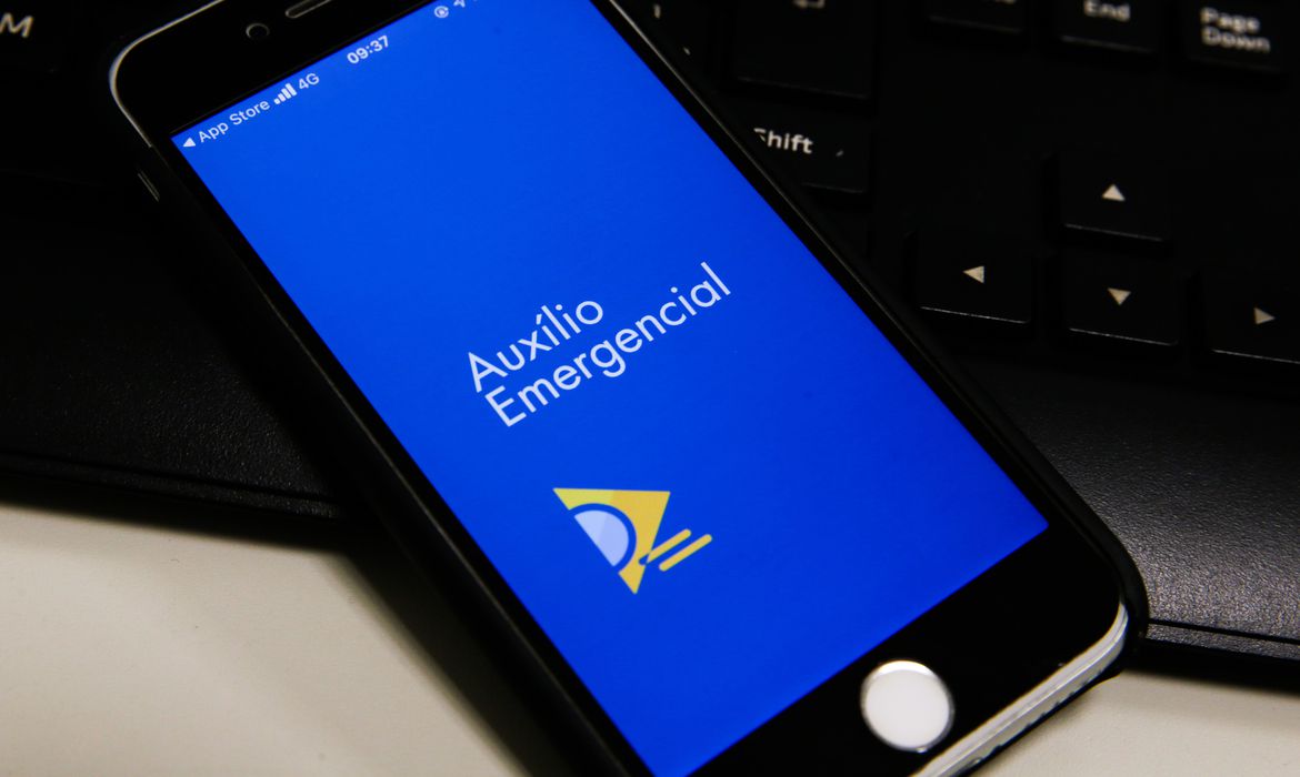 Logo do auxílio emergencial na tela do celular