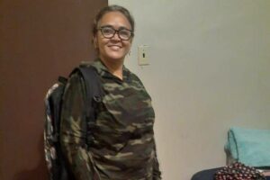 A brasileira Lenilda dos Santos, que foi encontrada morta nesta semana em uma área de deserto nos EUA, em foto tirada pouco antes de iniciar a travessia na fronteira - Arquivo pessoal