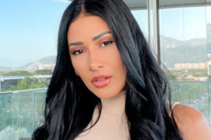 Sertaneja apareceu em frente a um espelho. Simaria publica foto sem roupa no Twitter: "Entregue-se a coragem"