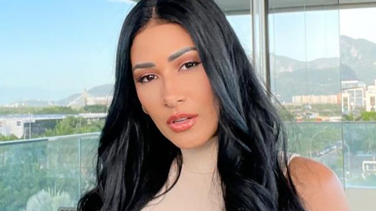 Sertaneja apareceu em frente a um espelho. Simaria publica foto sem roupa no Twitter: "Entregue-se a coragem"