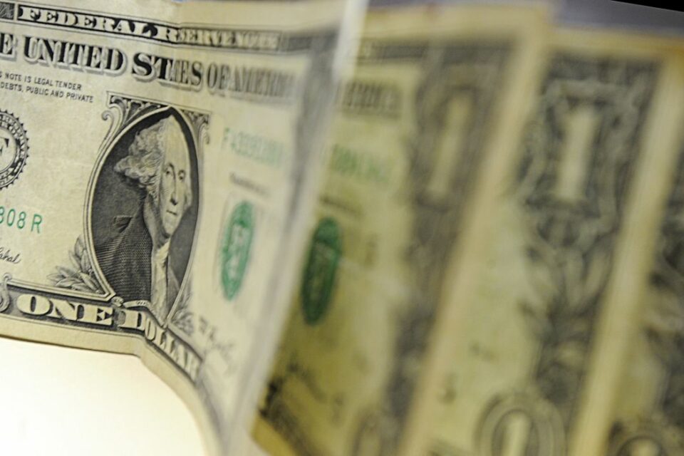 Dólar reverte queda e fecha com pequena alta, a R$ 5,31