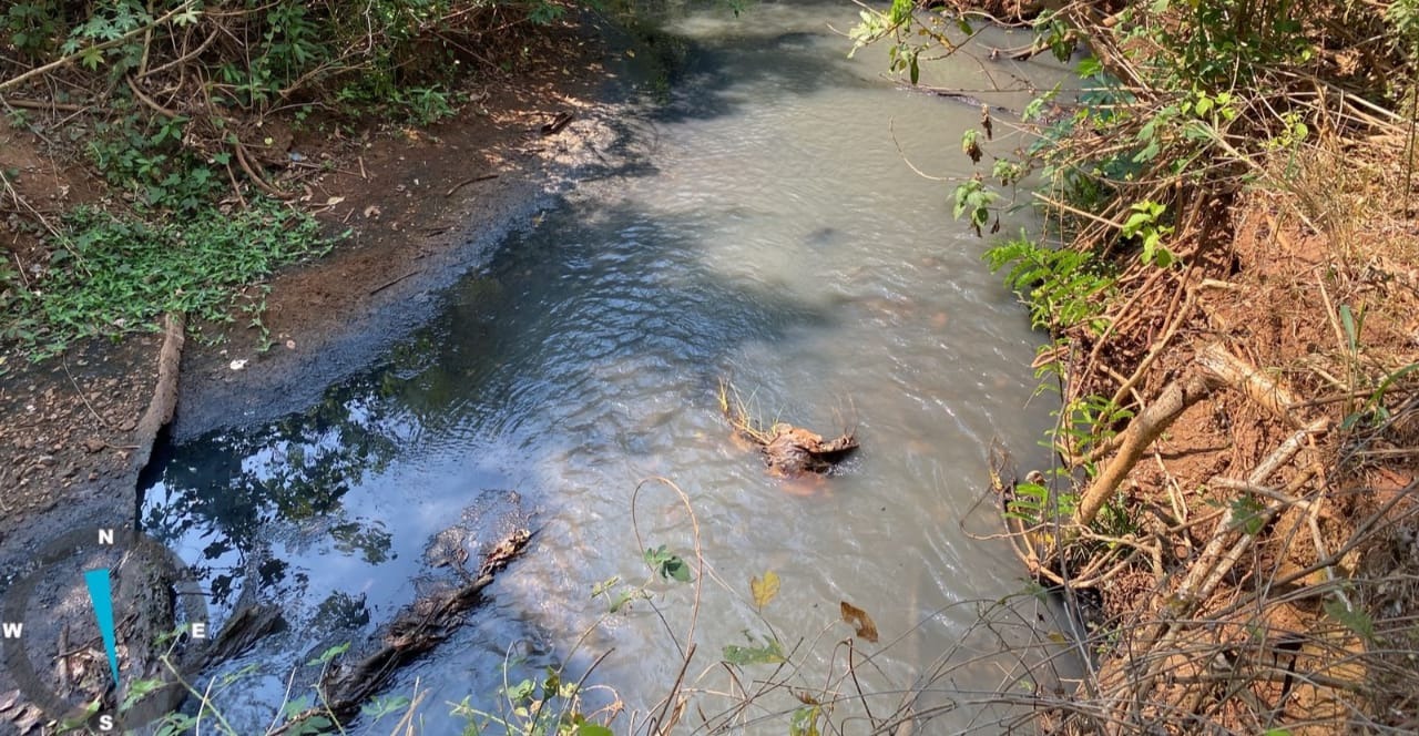 Indústria de alimentos é multada em R$ 50 milhões por poluir córrego em Nerópolis (Foto: Polícia Militar)