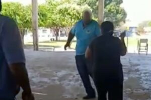 Mulher é presa após danificar vacinas contra Covid e ameaçar profissionais da Saúde com faca, em Divinópolis (Foto: reprodução - TV Anhanguera)