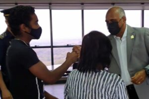 Um adolescente e a mãe dele foram atingidos por jatos de spray de pimenta em uma ação da Guarda Civil Metropolitana (GCM), em Goiânia. (Foto: reprodução)