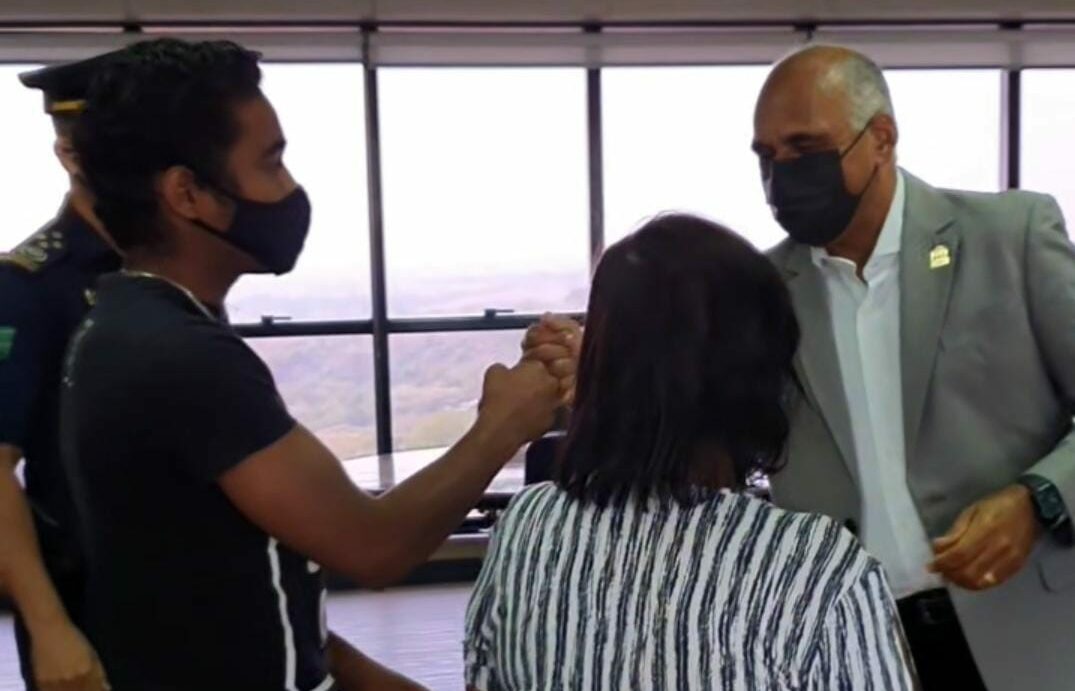 Um adolescente e a mãe dele foram atingidos por jatos de spray de pimenta em uma ação da Guarda Civil Metropolitana (GCM), em Goiânia. (Foto: reprodução)