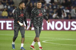 Neymar e Mbappé antes de jogo
