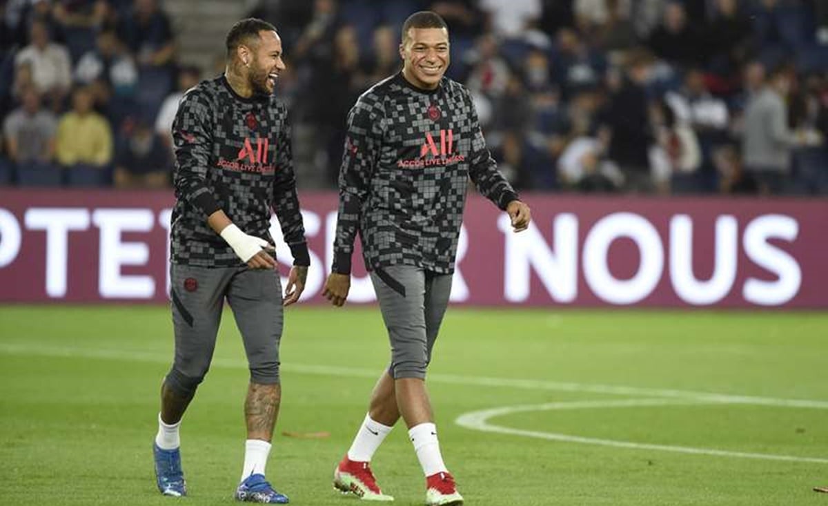 Neymar e Mbappé antes de jogo