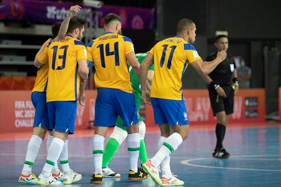 Jogadores brasileiros comemoram gol no Mundial de Futsal