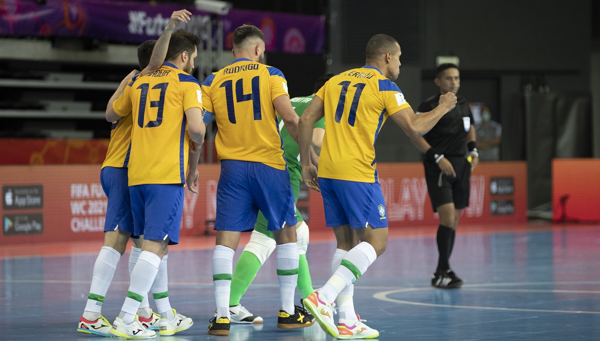 Jogadores brasileiros comemoram gol no Mundial de Futsal