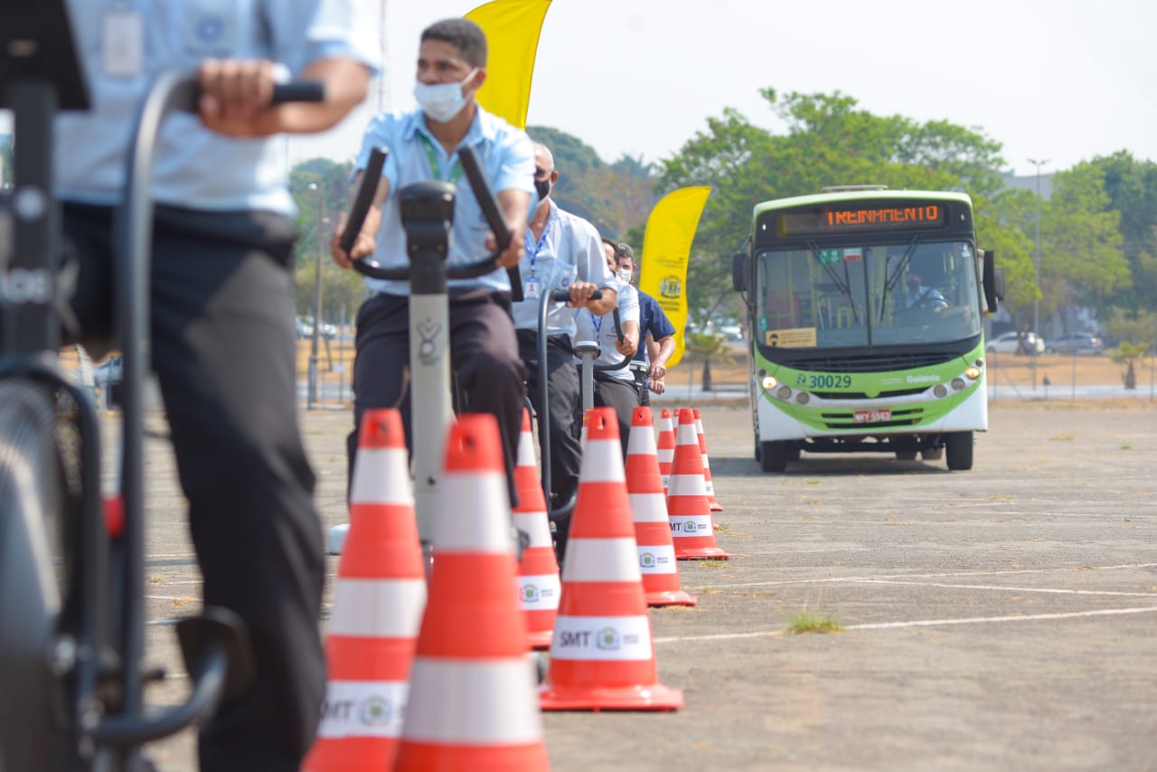 Motoristas de ônibus tiveram dia como ciclistas para vivenciar inseguranças ao usarem biciclestas em ação de empatia no trânsito de Goiânia. (Foto: Jucimar de Sousa/Mais Goiás)