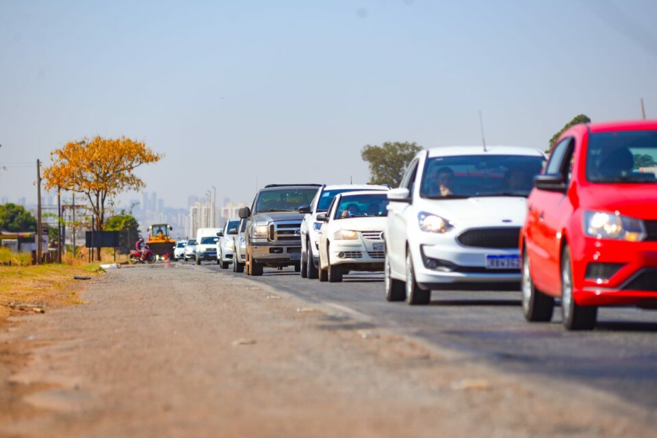 Carros na GO-070, em Goiânia - O feriado de 7 de setembro provoca aumento do fluxo de veículos nas rodovias goianas. Três das estradas de goiás concentram o tráfego