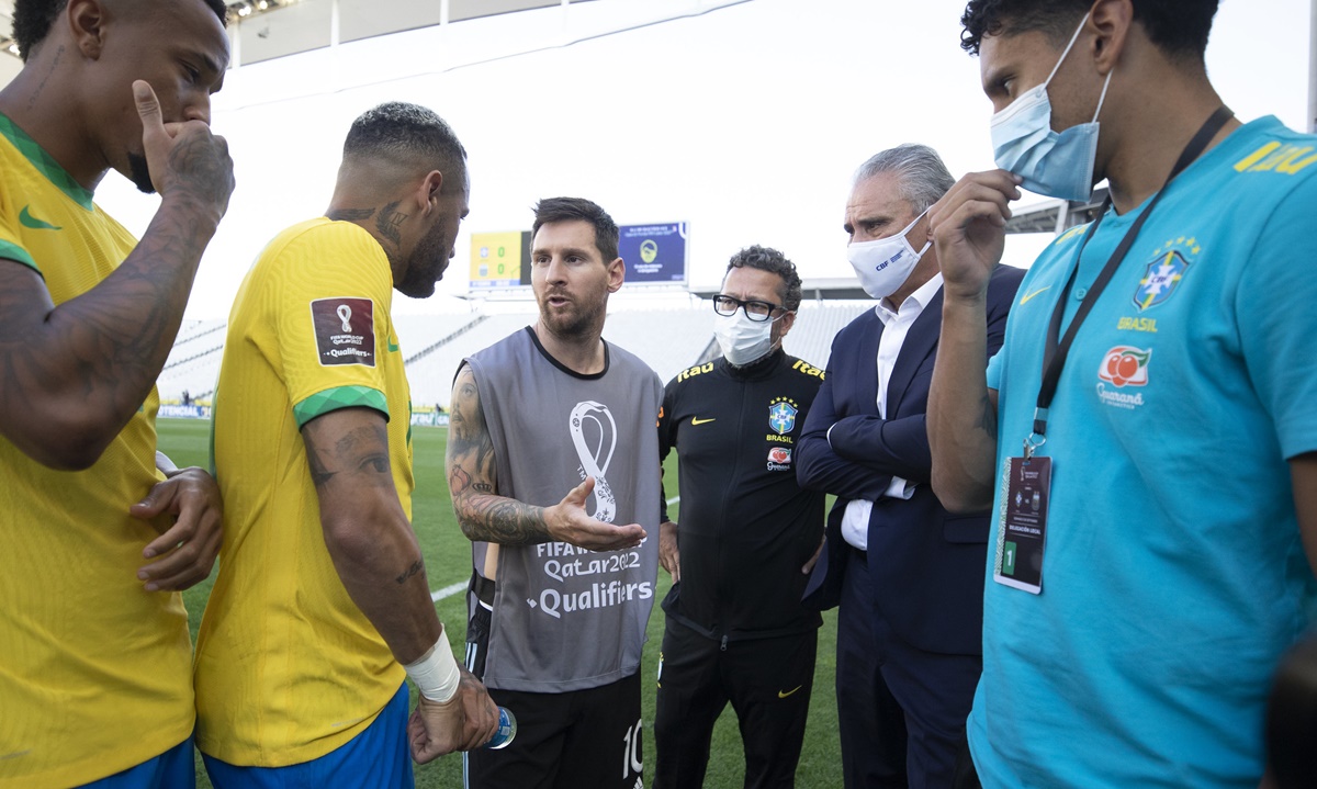 Neymar e Messi conversam durante paralisação do jogo entre Brasil e Argentina