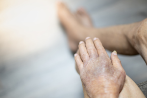 Homem é preso suspeito de maus-tratos ao pai idoso encontrado desidratado e com larvas em ferimento, em Goiânia (Foto: Reprodução/Pixabay)