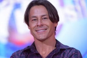 Theo Becker diz que tentou ser gay e é criticado na web