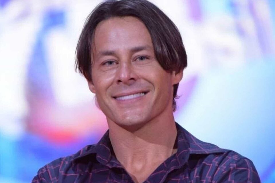 Theo Becker diz que tentou ser gay e é criticado na web