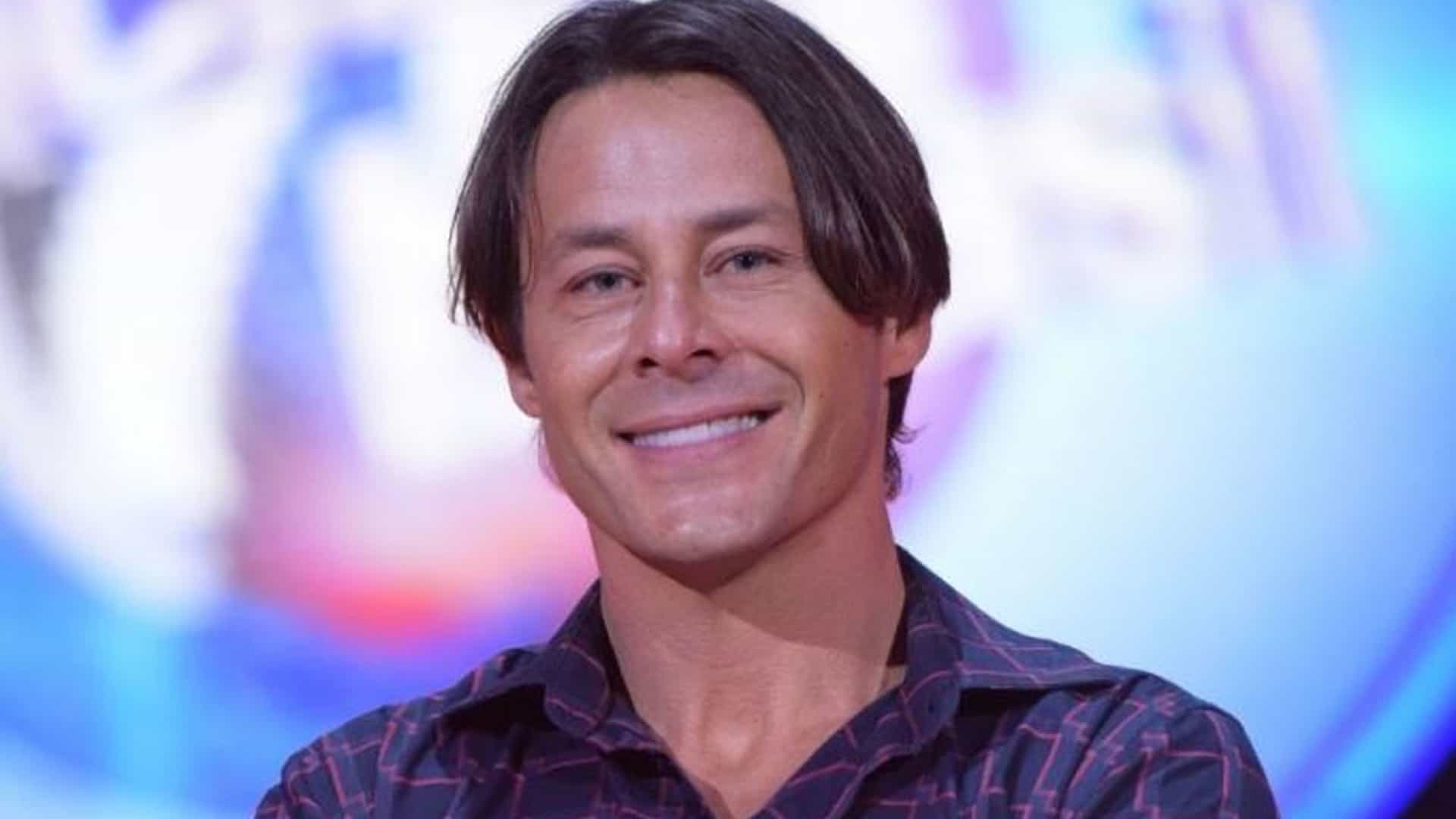 Theo Becker diz que tentou ser gay e é criticado na web
