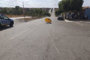 Mulher morre atropelada por moto enquanto caminhava rente ao meio-fio em Goiânia