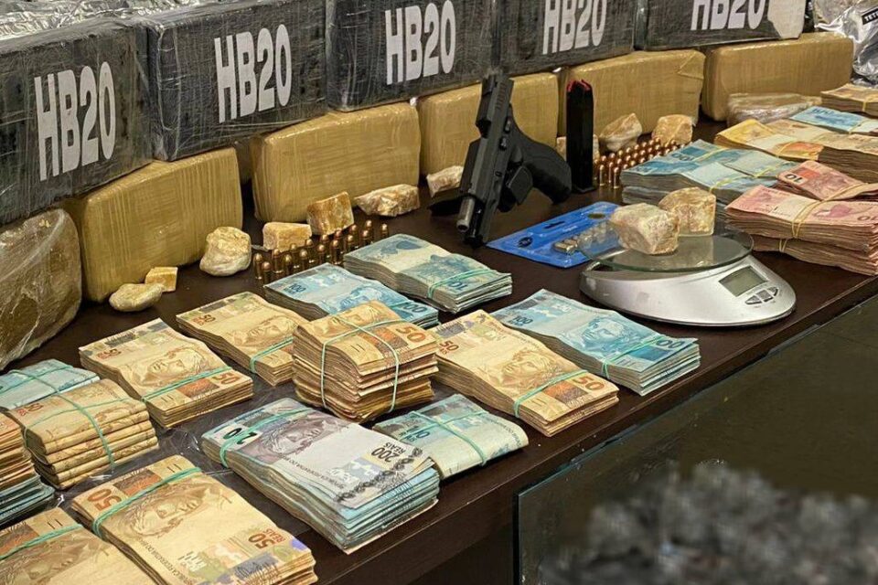 Foram apreendidos cinco quilos de cocaína, seis quilos de crack, 196 quilos de insumos para produção de drogas, uma pistola e R$ 236 mil em dinheiro (Foto: Divulgação - DENARC)