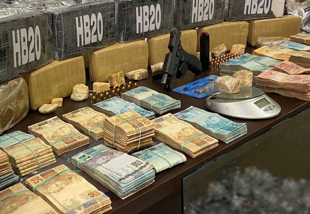 Foram apreendidos cinco quilos de cocaína, seis quilos de crack, 196 quilos de insumos para produção de drogas, uma pistola e R$ 236 mil em dinheiro (Foto: Divulgação - DENARC)