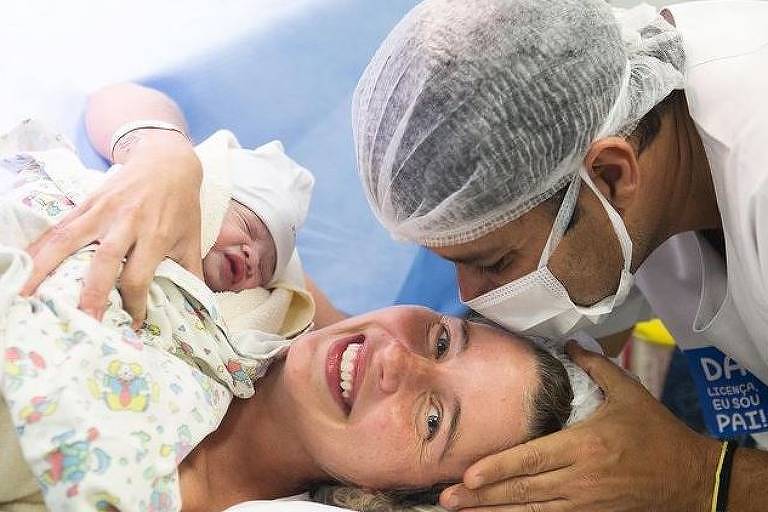 Segundo ela, filha mais velha adora cuidar de Arthur. Debby Lagranha revela que parto do filho foi de emergência