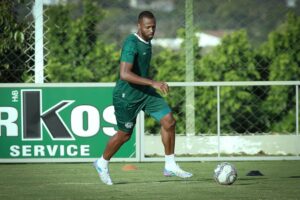 Reynaldo durante treino no Goiás