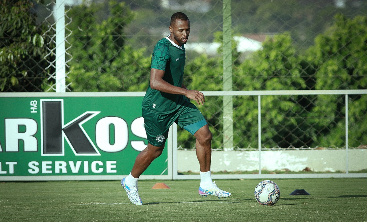 Reynaldo durante treino no Goiás