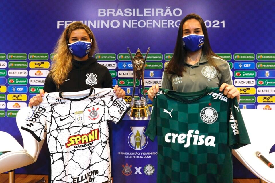 Jogadoras do Corinthians e do Palmeiras posam para foto com camisa das equipes