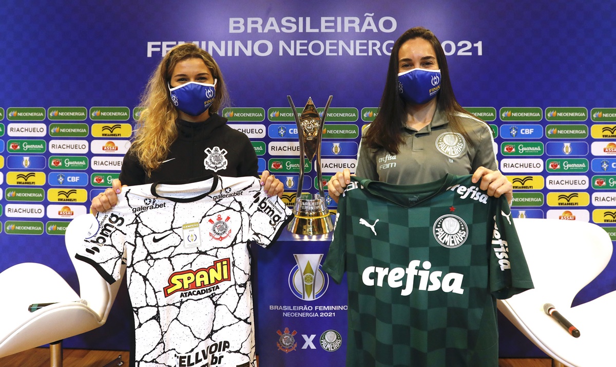 Jogadoras do Corinthians e do Palmeiras posam para foto com camisa das equipes