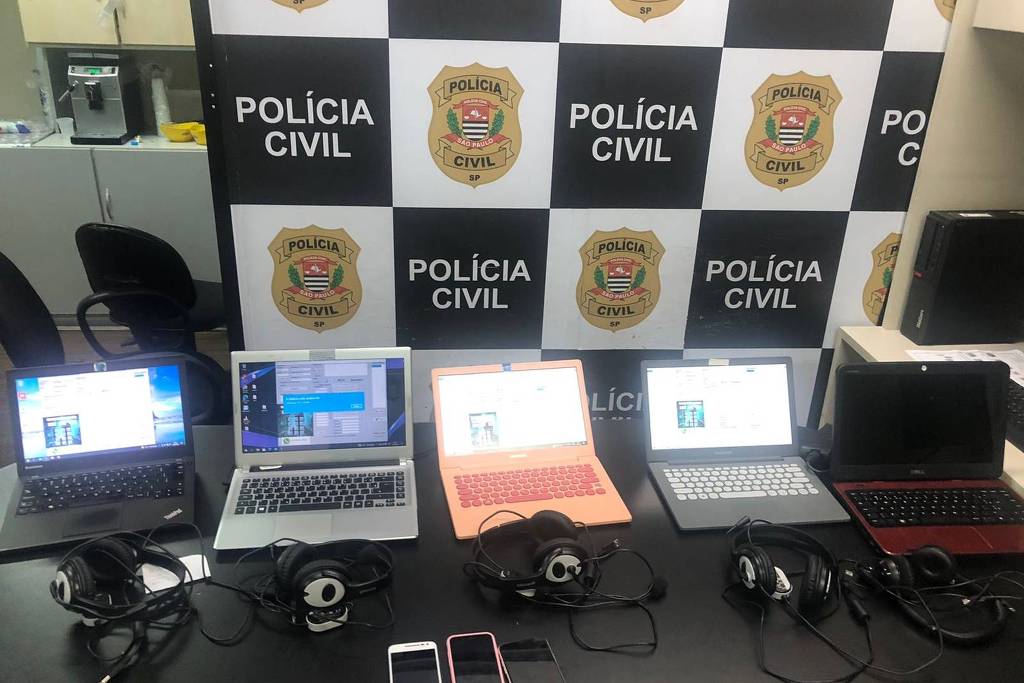 A polícia também apreendeu computadores usados para realizar os golpes, nesta terça-feira (14), na zona oeste da capital paulista - Divulgação/Deic