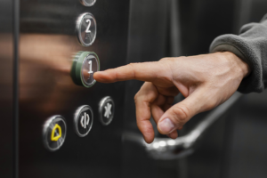 Homem fica cerca de 36 horas preso dentro de elevador em supermercado de Santos