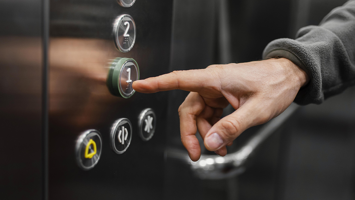 Homem fica cerca de 36 horas preso dentro de elevador em supermercado de Santos