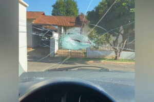 Barra de ferro atravessa carro e motorista escapa ileso na BR-060: "pesa 1 kg"