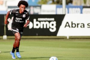 Atacante Willian durante treino no Corinthians