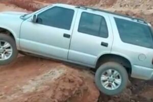 m carro ficou dois dias, entre segunda-feira (6) e quarta-feira (8), pendurada em uma vala de uma obra da rede pluvial de Jaraguá. A obra é realizada pela prefeitura da cidade. - Carro fica dois dias pendurado em vala de obra, em Jaraguá