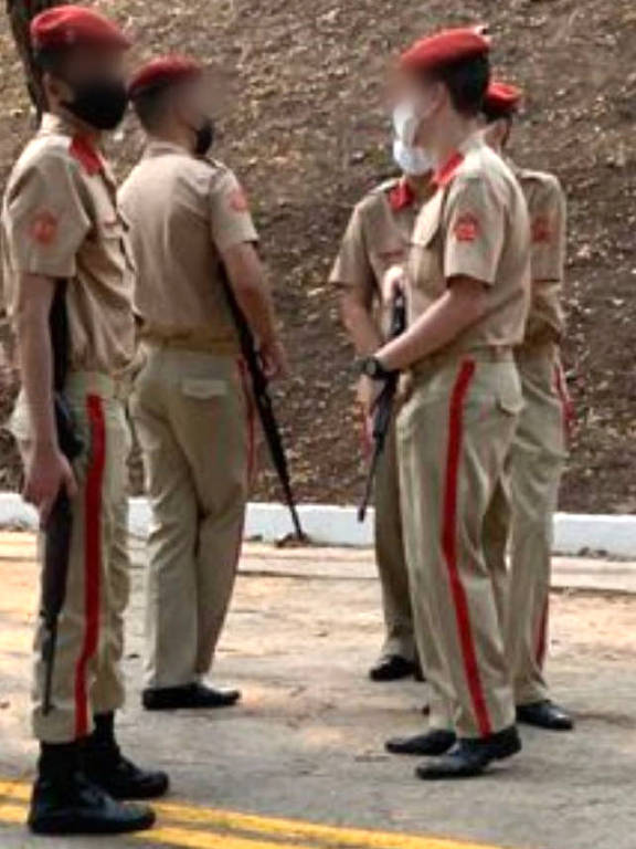 Estudantes seguram espingarda durante as comemorações dos 66 anos da escola; menores de idade não podem carregar armas, de acordo com o ECA - Arquivo pessoal