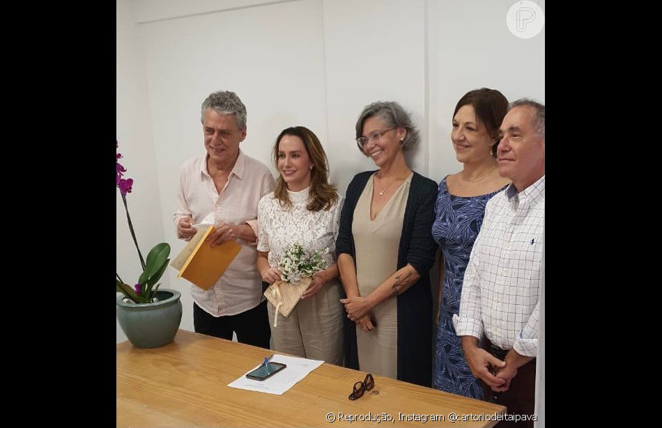 Chico Buarque e Caroline Proner casamento Namoro dos dois começou durante a candidatura de Lula em 2018. Chico Buarque e Caroline Proner se casam em Petrópolis: veja fotos