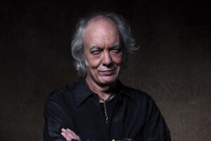 Erasmo Carlos deixa hospital após internação por Covid e defende vacina