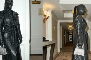 Kim Kardashian surpreende com roupa e máscara de couro