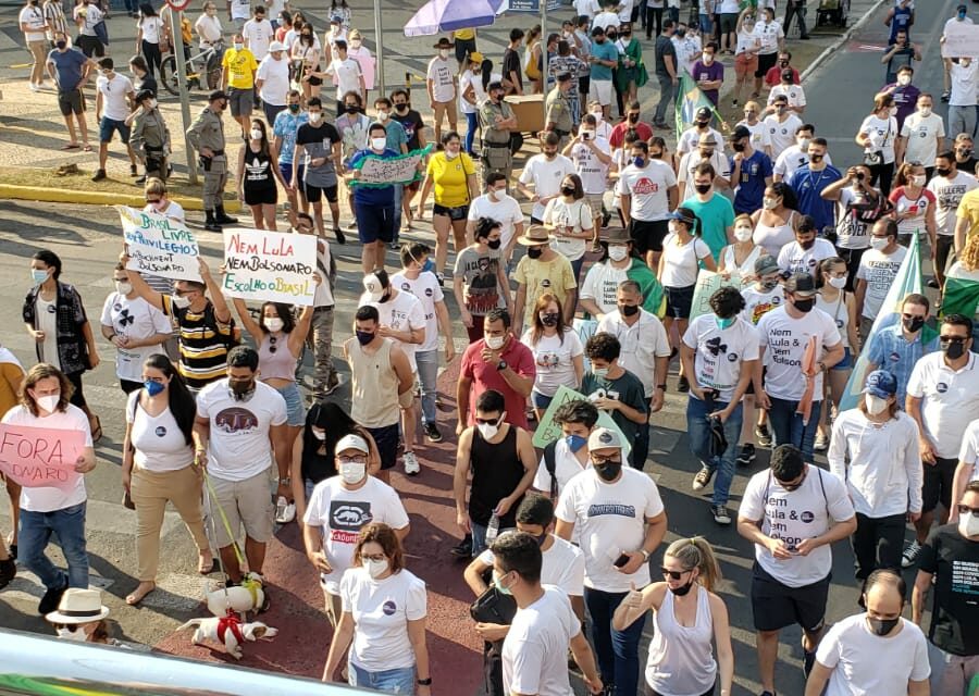 Uma manifestação em Goiânia pede o impeachment de Jair Bolsonaro. O ato, que aconteceu neste domingo (12), também é contra o PT e o Lula. (Foto: divulgação/MBL Goiás)